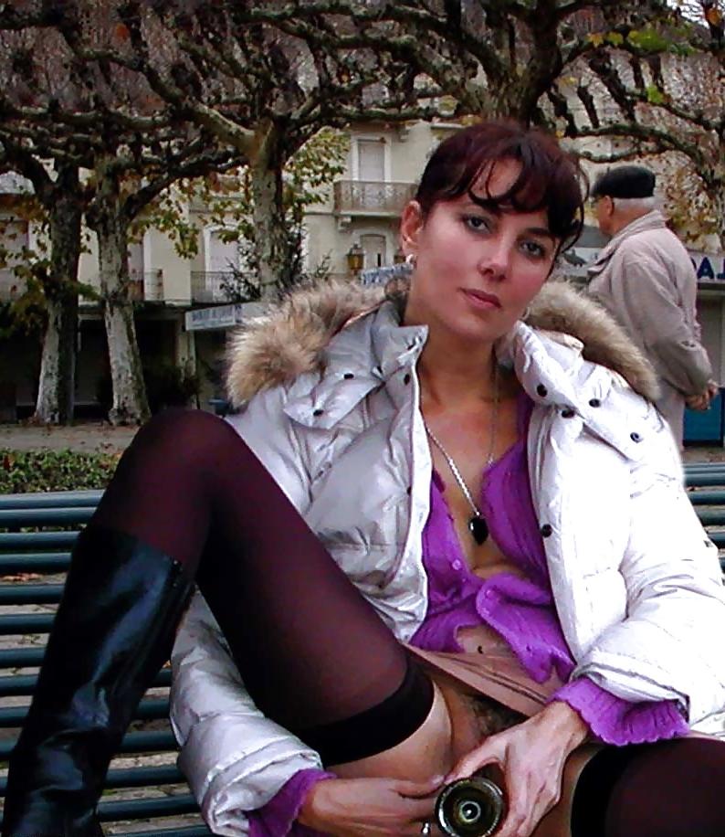 25P 123 - FRENCH NADINE inserting a bottle in public 2002