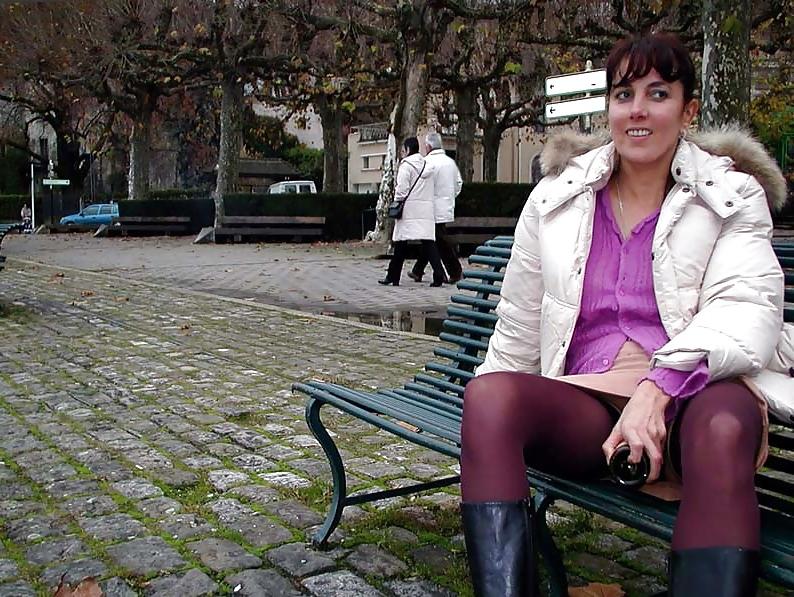 25P 123 - FRENCH NADINE inserting a bottle in public 2002
