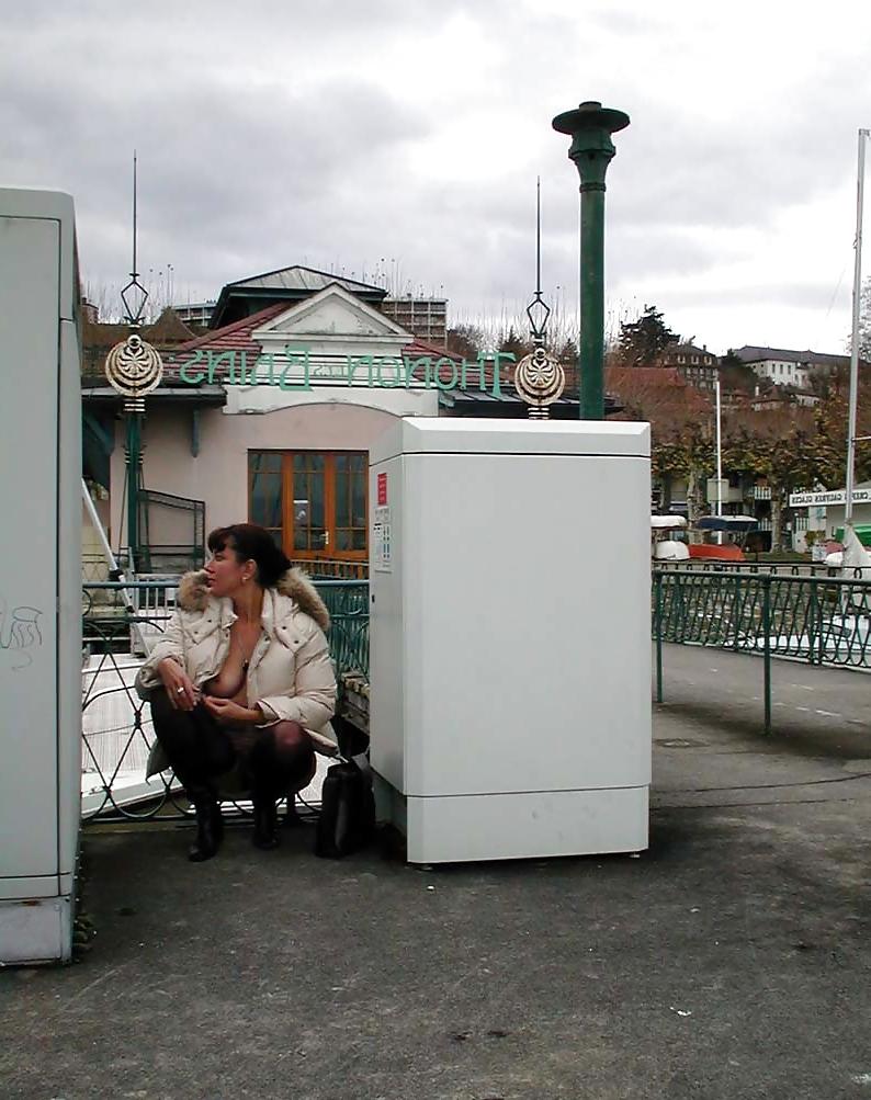 25P 123 - FRENCH NADINE inserting a bottle in public 2002
