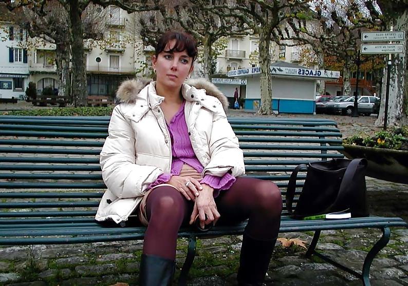 25P 123 - FRENCH NADINE inserting a bottle in public 2002