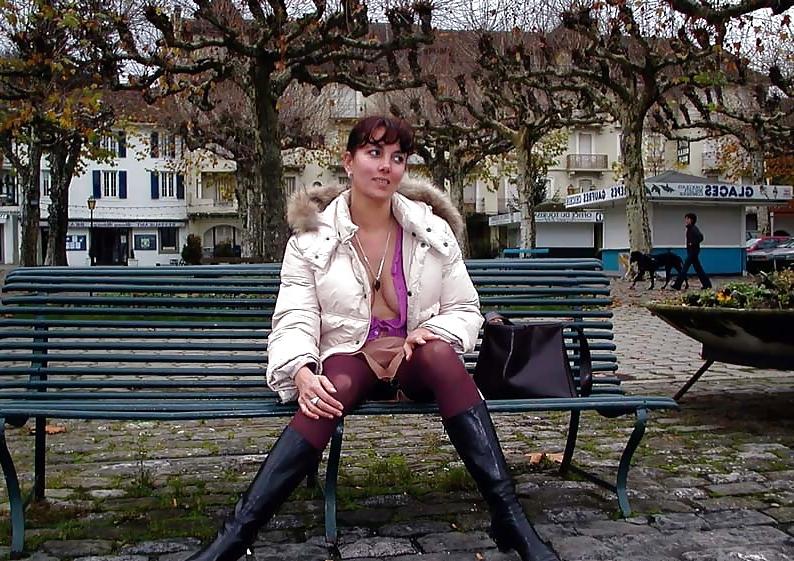 25P 123 - FRENCH NADINE inserting a bottle in public 2002