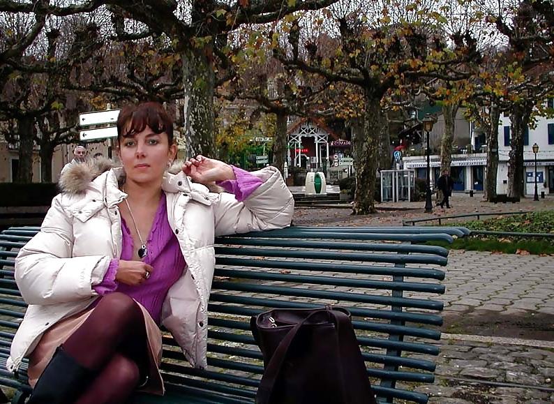 25P 123 - FRENCH NADINE inserting a bottle in public 2002