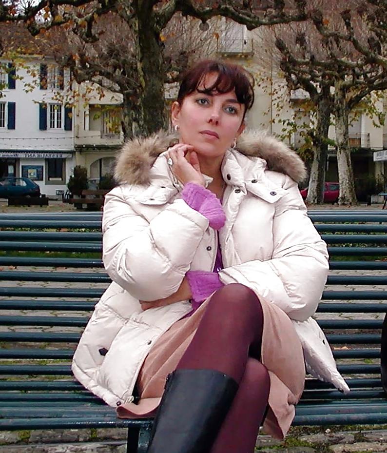 25P 123 - FRENCH NADINE inserting a bottle in public 2002