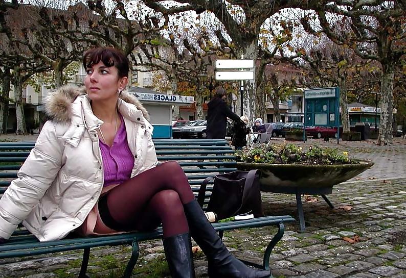 25P 123 - FRENCH NADINE inserting a bottle in public 2002