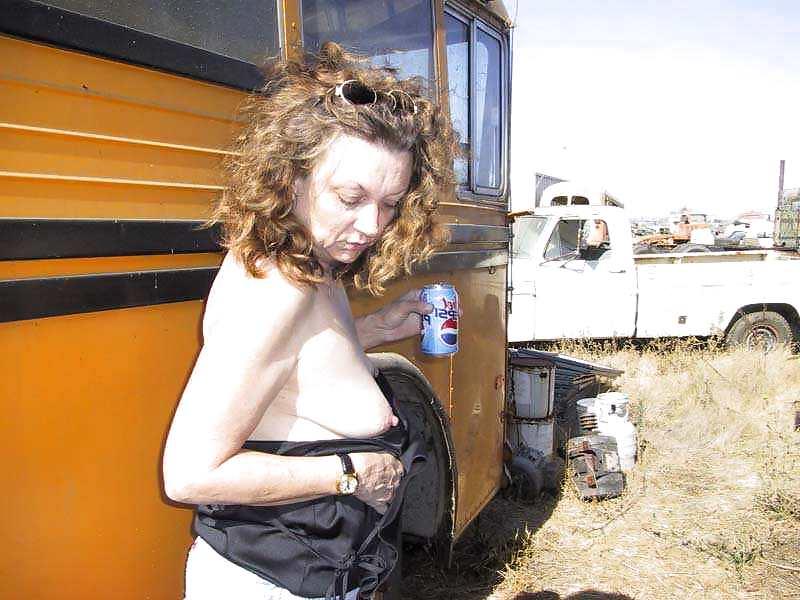 25P Trailer park gilf daisy dukin' in junkyard