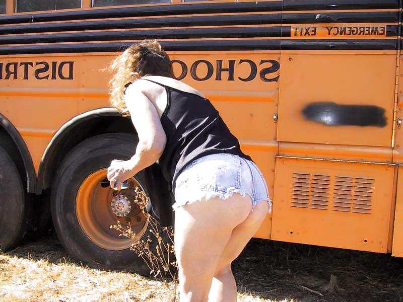 25P Trailer park gilf daisy dukin' in junkyard