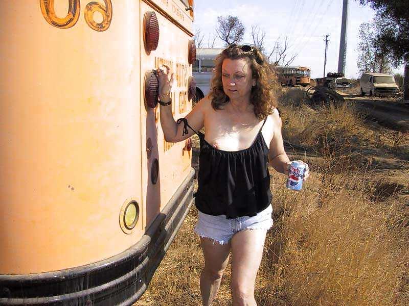 25P Trailer park gilf daisy dukin' in junkyard