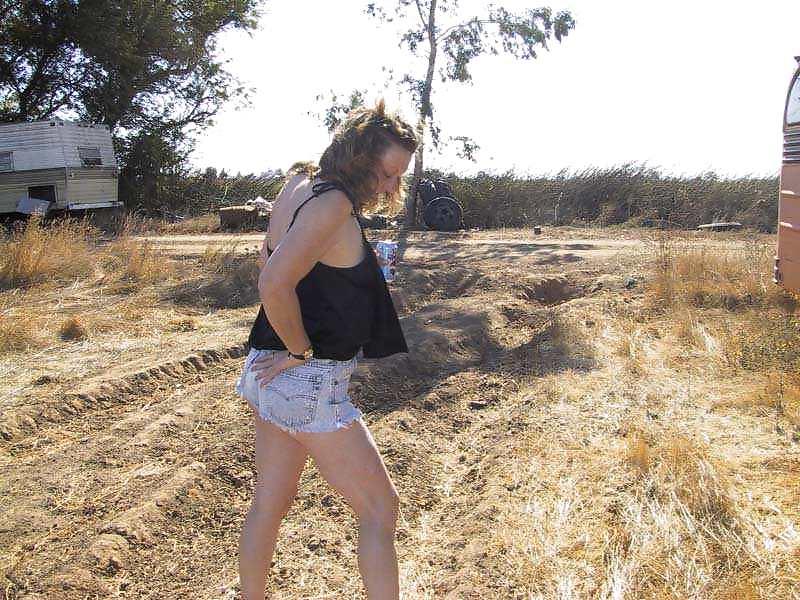 25P Trailer park gilf daisy dukin' in junkyard