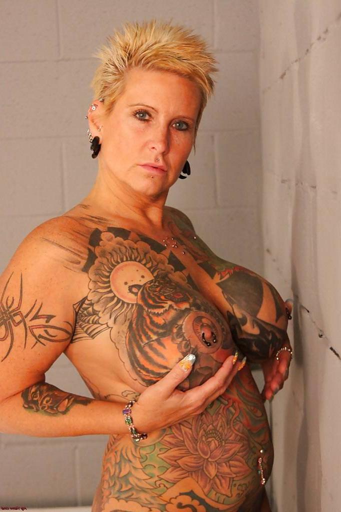 25P Who is that hot lady??? who knows that??? please tell me
