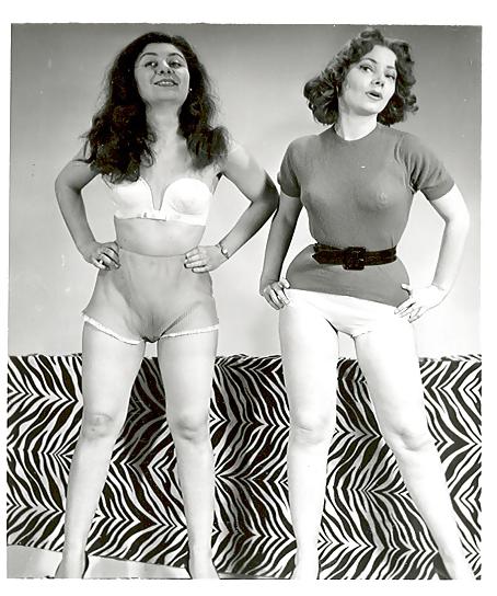 25P Two vintage models together posing
