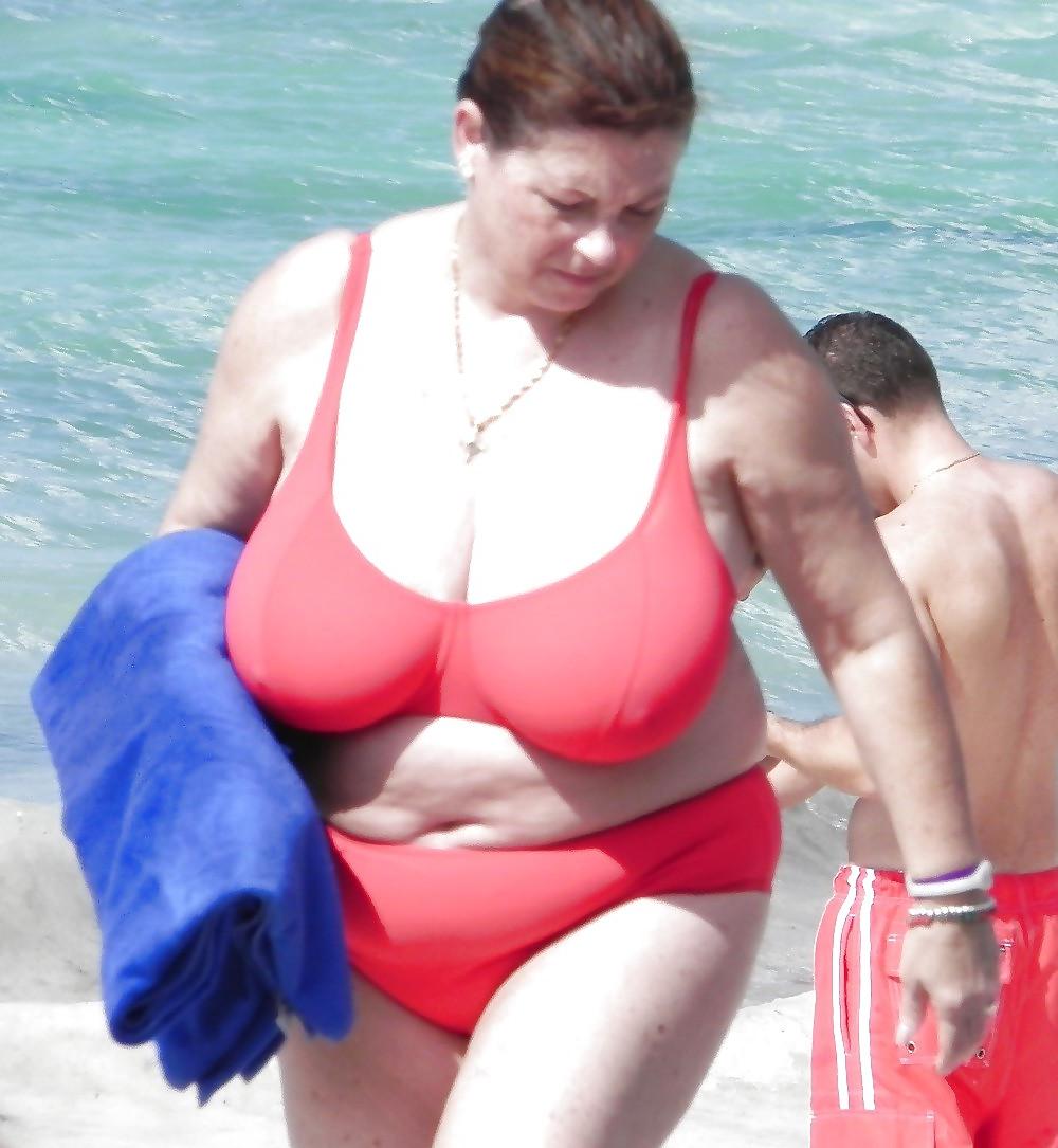 20P Mature bikini women 3.