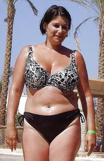 20P Mature bikini women 3.