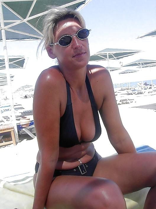 20P Mature bikini women 3.