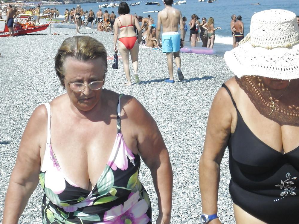 20P Mature bikini women 3.