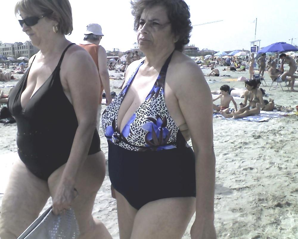 20P Mature bikini women 3.