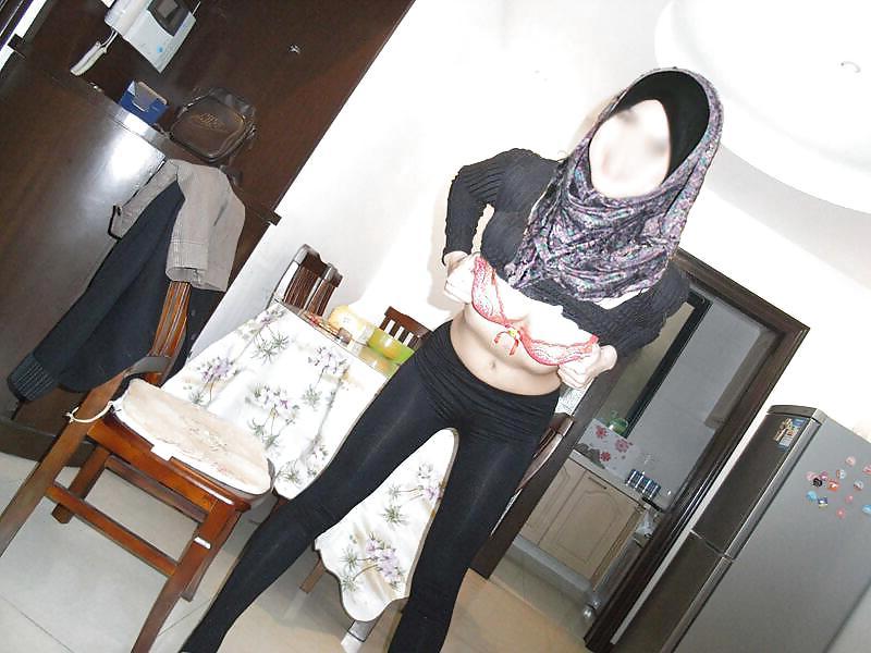 4P Exhibitionist tudung wife