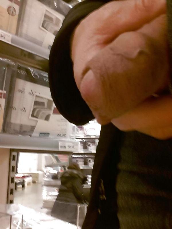 4P Exhibitionist in Kaufhaus