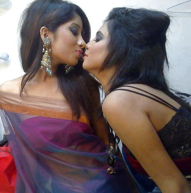 25P Complete Set 3: Posing ex-girl friends