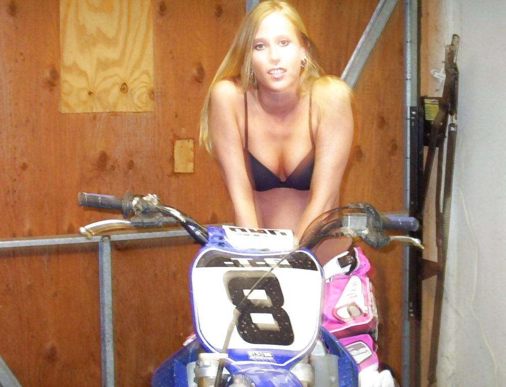 16P Danika dalla moto alla mazza