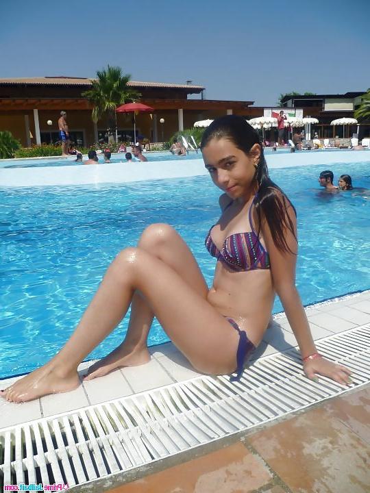 25P Sexy italian bikini teens