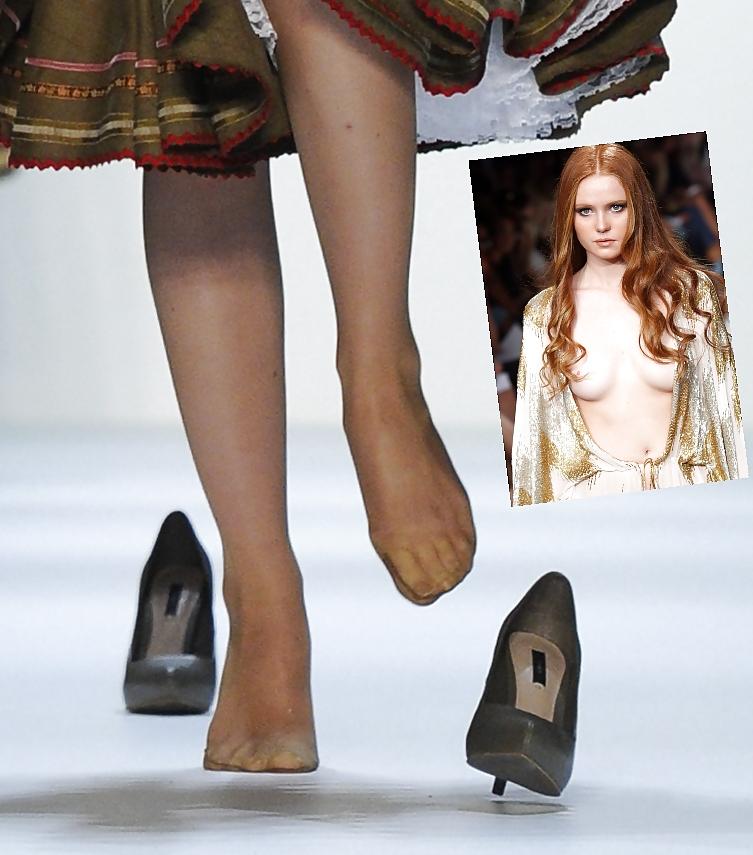 22P Celebrity feet in pantyhose