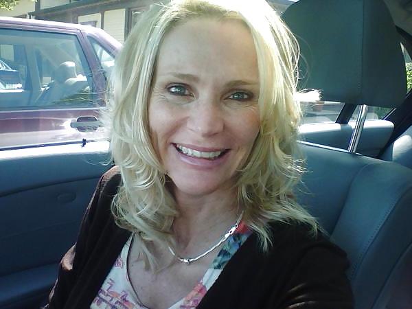 9P Sexy MILF