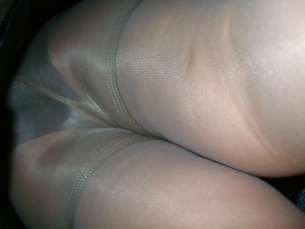 25P Upskirt! Mature in stockings and pantyhose!