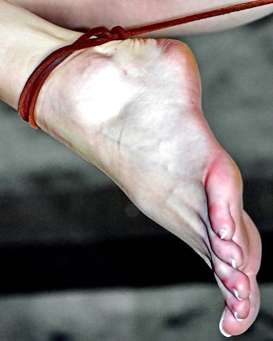 25P Mature bound feet