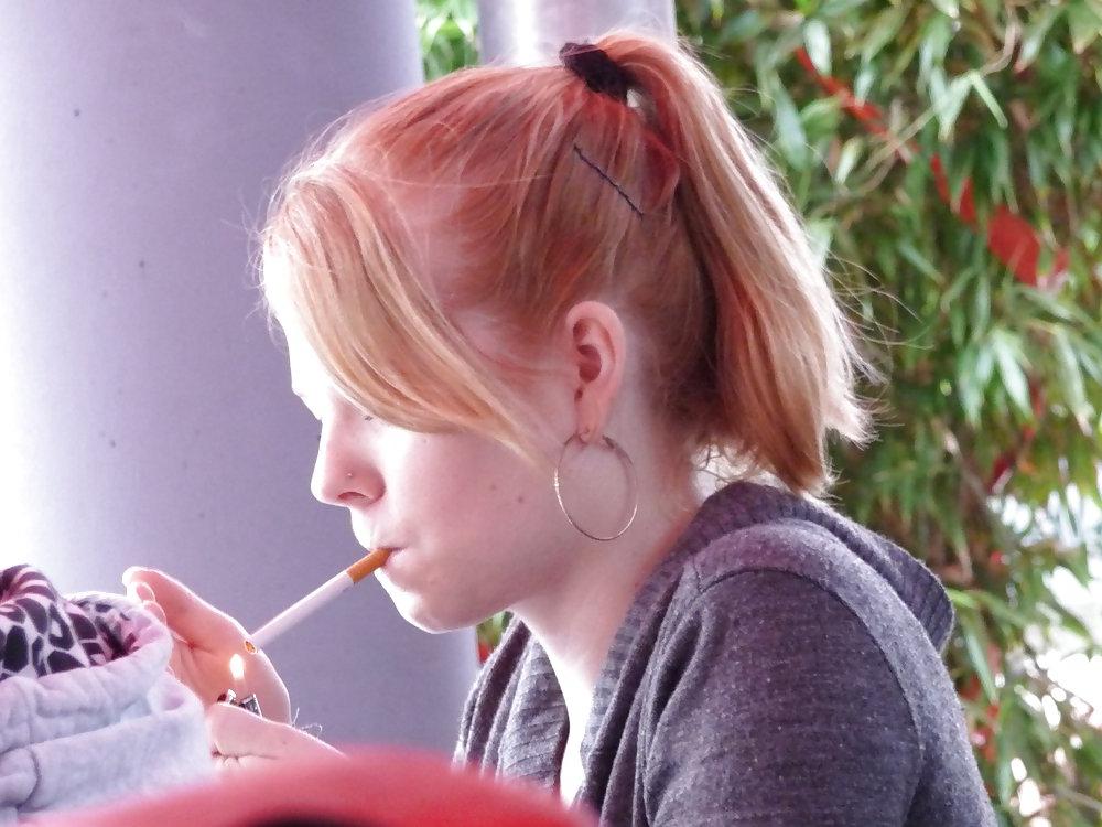 25P Hot Smoking Women