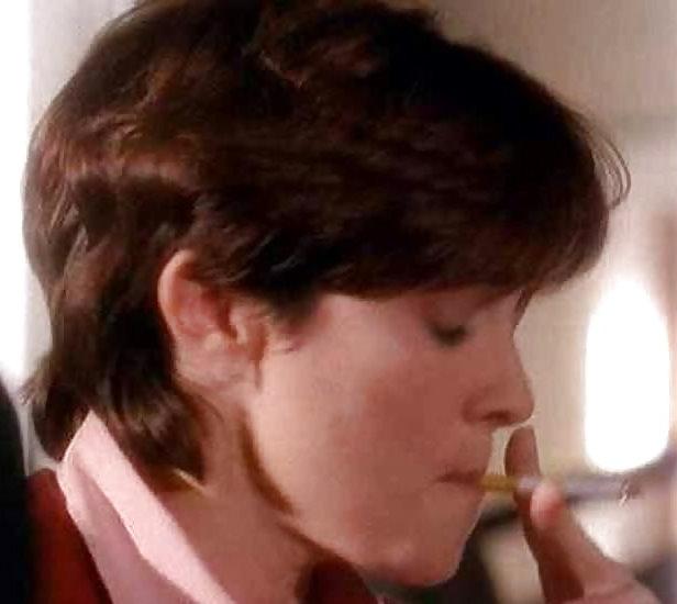 25P Hot Smoking Women