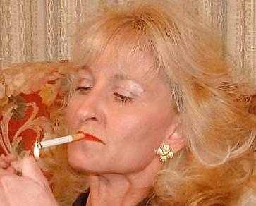 25P Hot Smoking Women