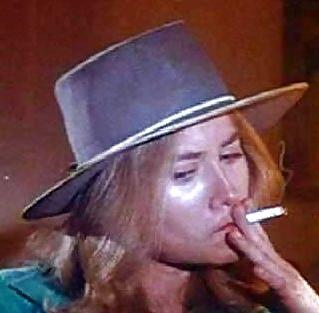 25P Hot Smoking Women