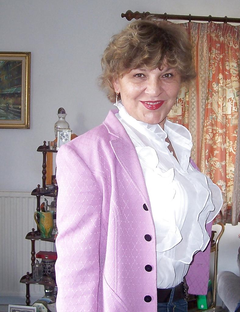 23P Sexy GILF Magda