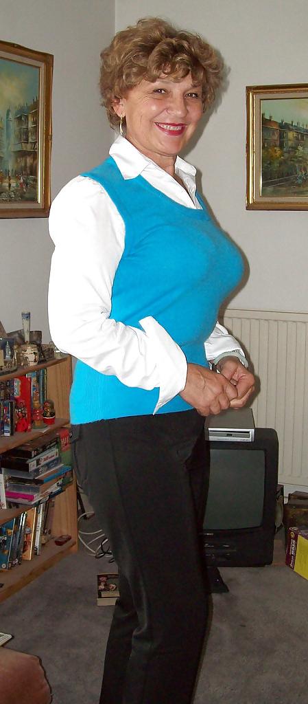 23P Sexy GILF Magda