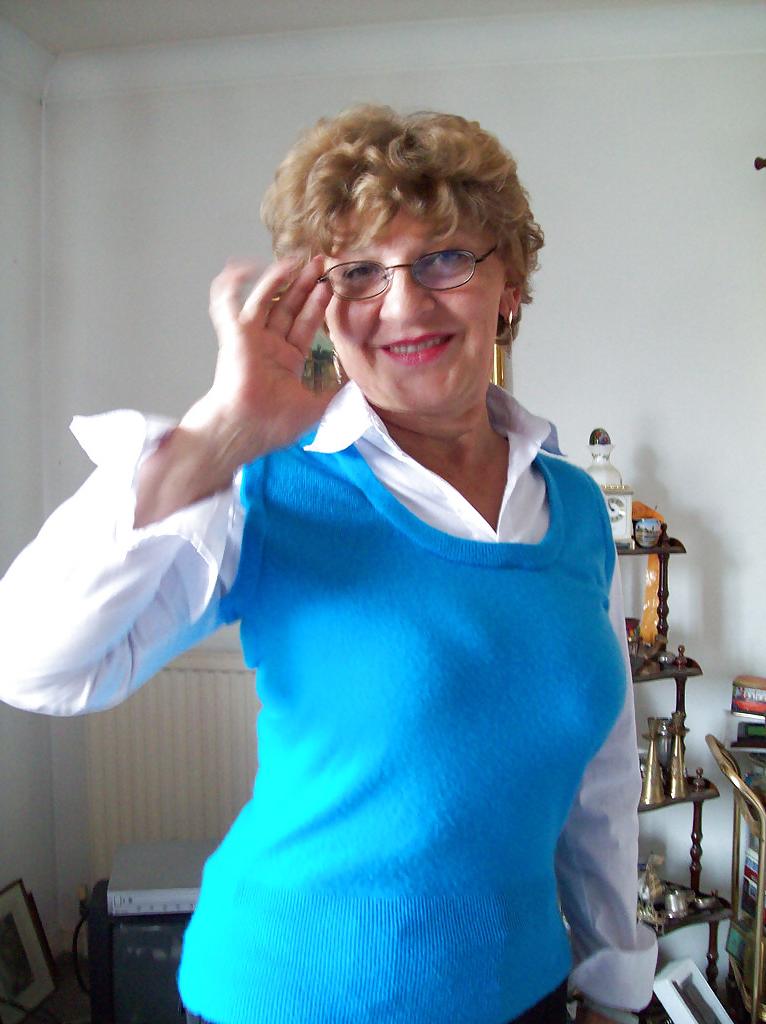 23P Sexy GILF Magda