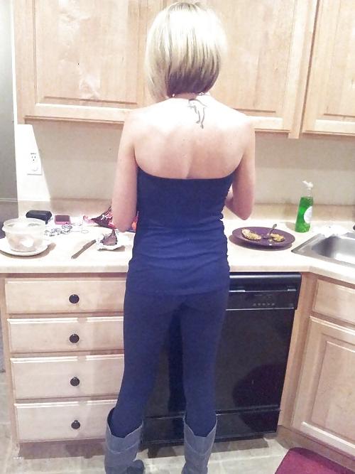 25P If this was your mom in leggings would u fuck her?