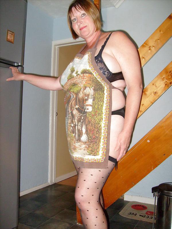 16P Amateur GILF Sandie