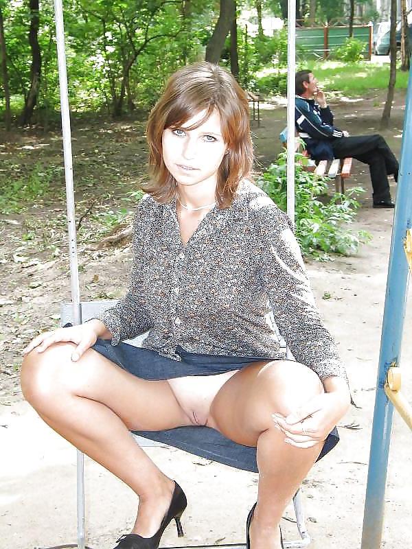 22P Salopes exhib , upskirts