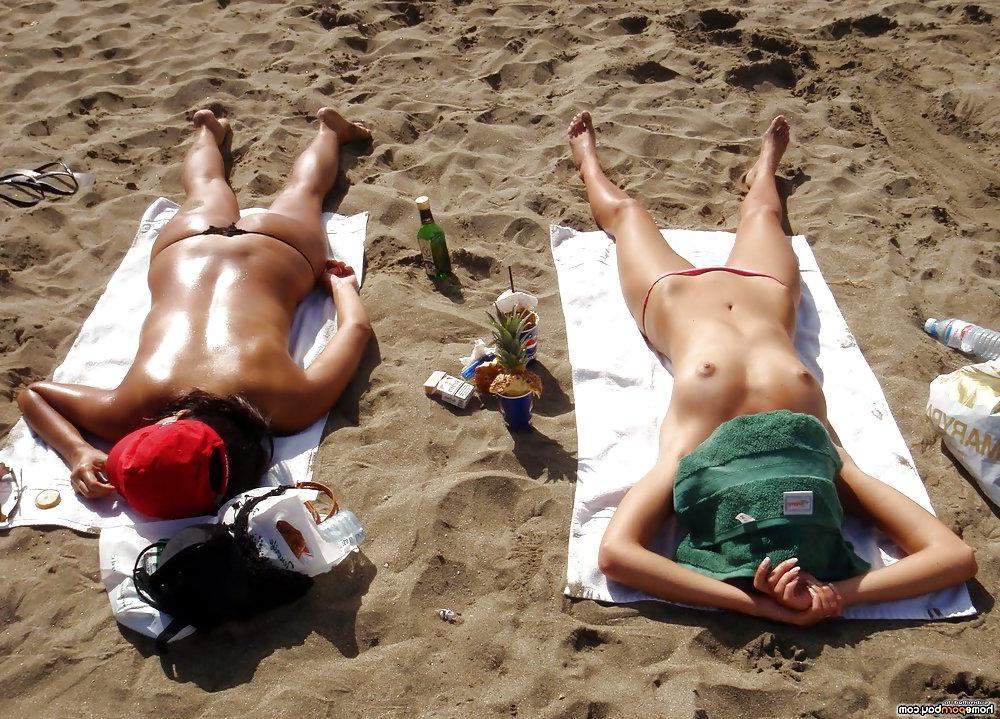 19P Amateur gf sunbathing nude