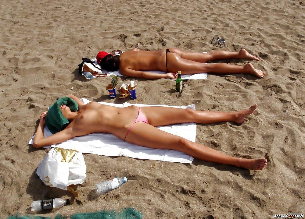 19P Amateur gf sunbathing nude