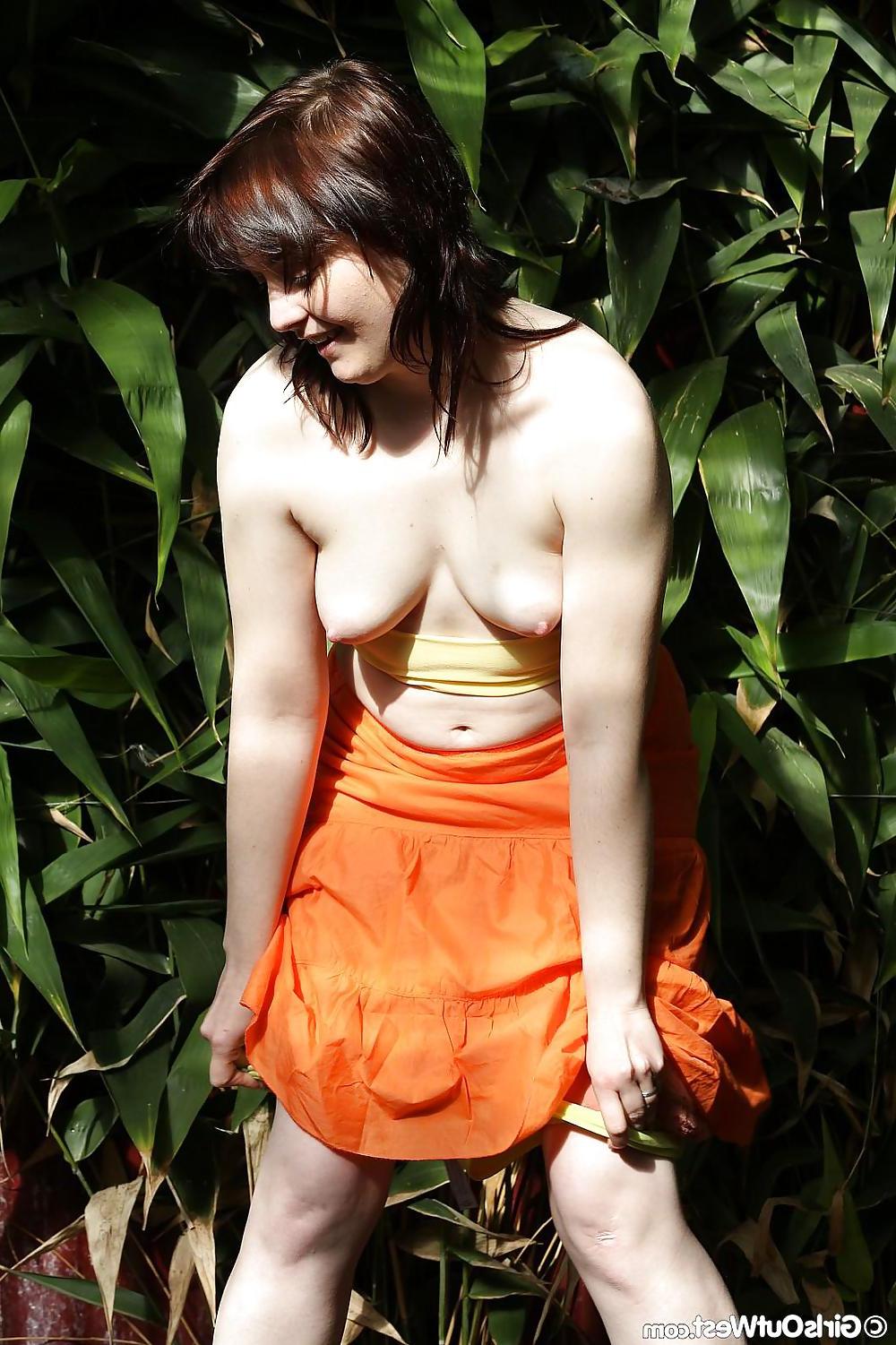 16P Hairy amateur brunette dancer