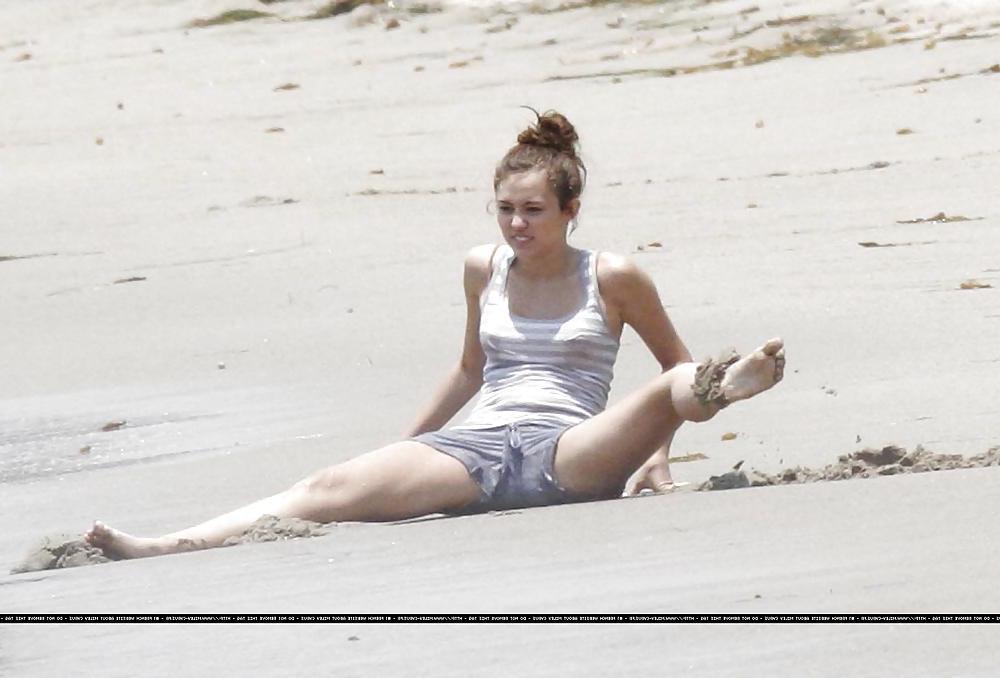 25P Celebrity feet (miley cyrus)