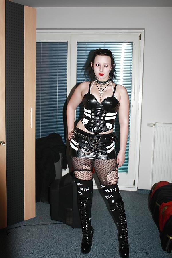 25P Goth girls are so fucking sexy...