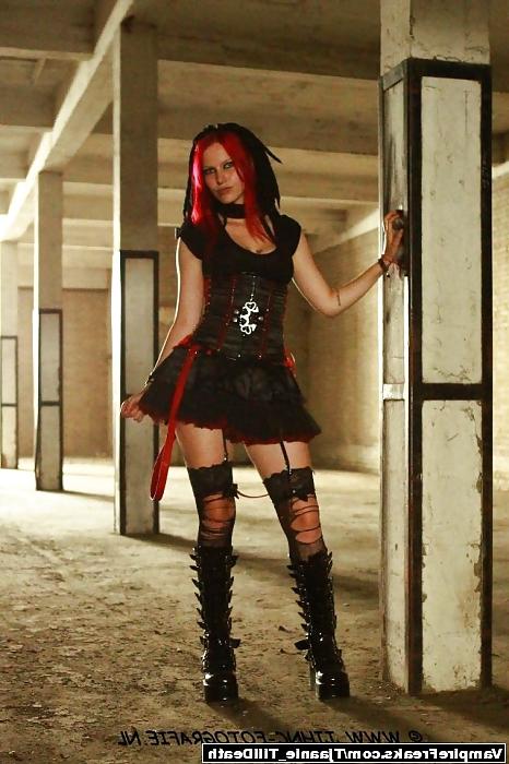 25P Goth girls are so fucking sexy...