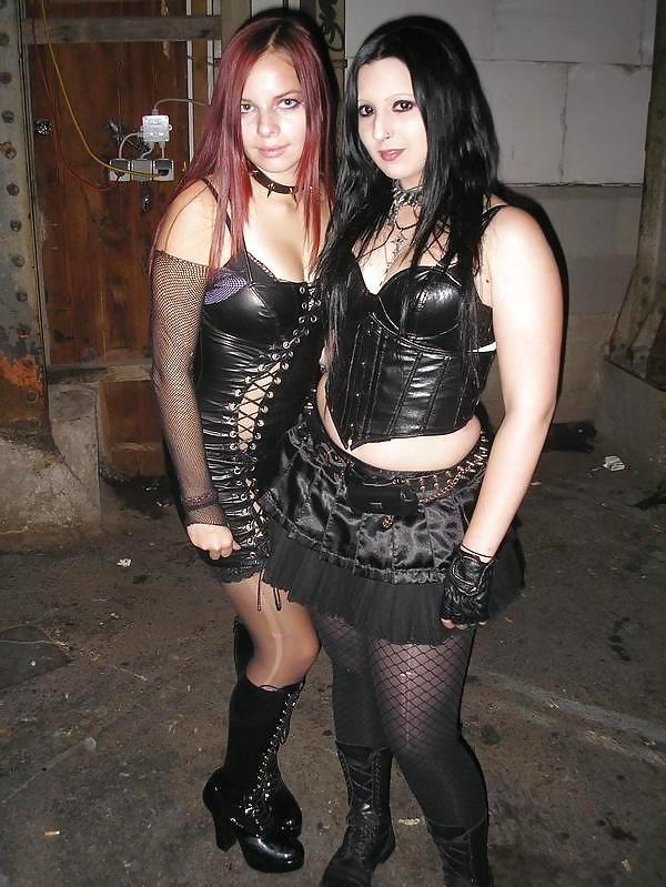 25P Goth girls are so fucking sexy...
