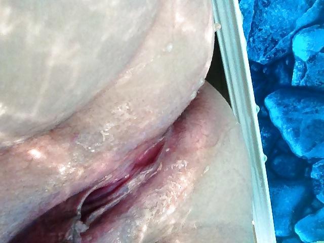 25P Squirting in the pool