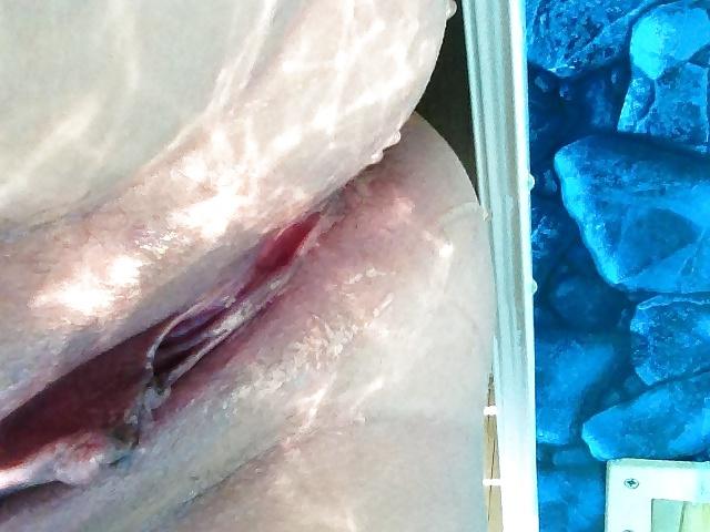 25P Squirting in the pool