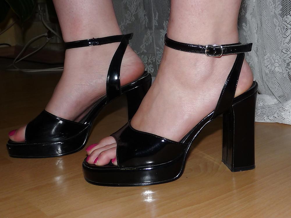 9P Wifes black patent lack sandals pink polish