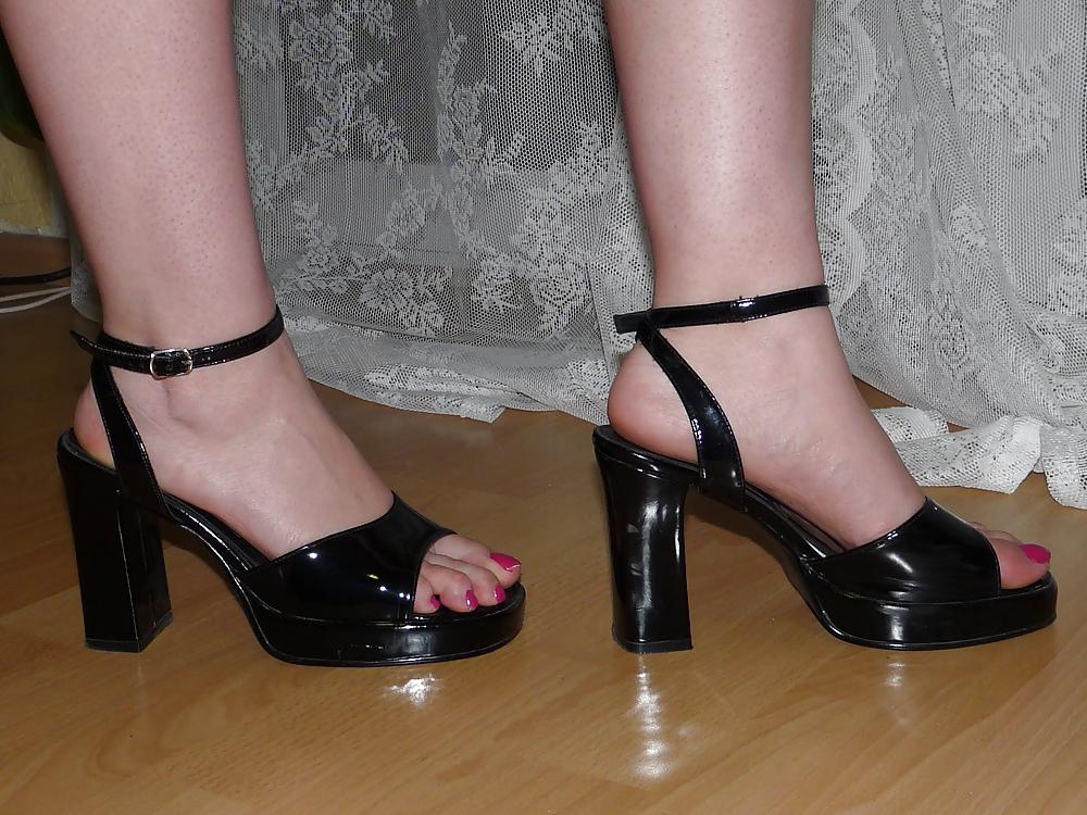 9P Wifes black patent lack sandals pink polish