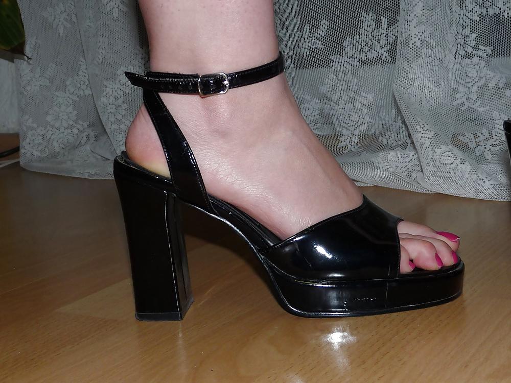 9P Wifes black patent lack sandals pink polish